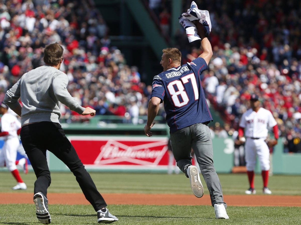 ReimerPE's tweet image. Gronk learned a valuable lesson at #OpeningDay: Don’t steal Tom Brady’s jersey... ln.is/nBiz7 by #STACKMedia via @c0nvey
