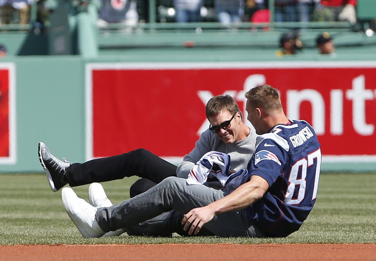 ReimerPE's tweet image. Gronk learned a valuable lesson at #OpeningDay: Don’t steal Tom Brady’s jersey... ln.is/nBiz7 by #STACKMedia via @c0nvey