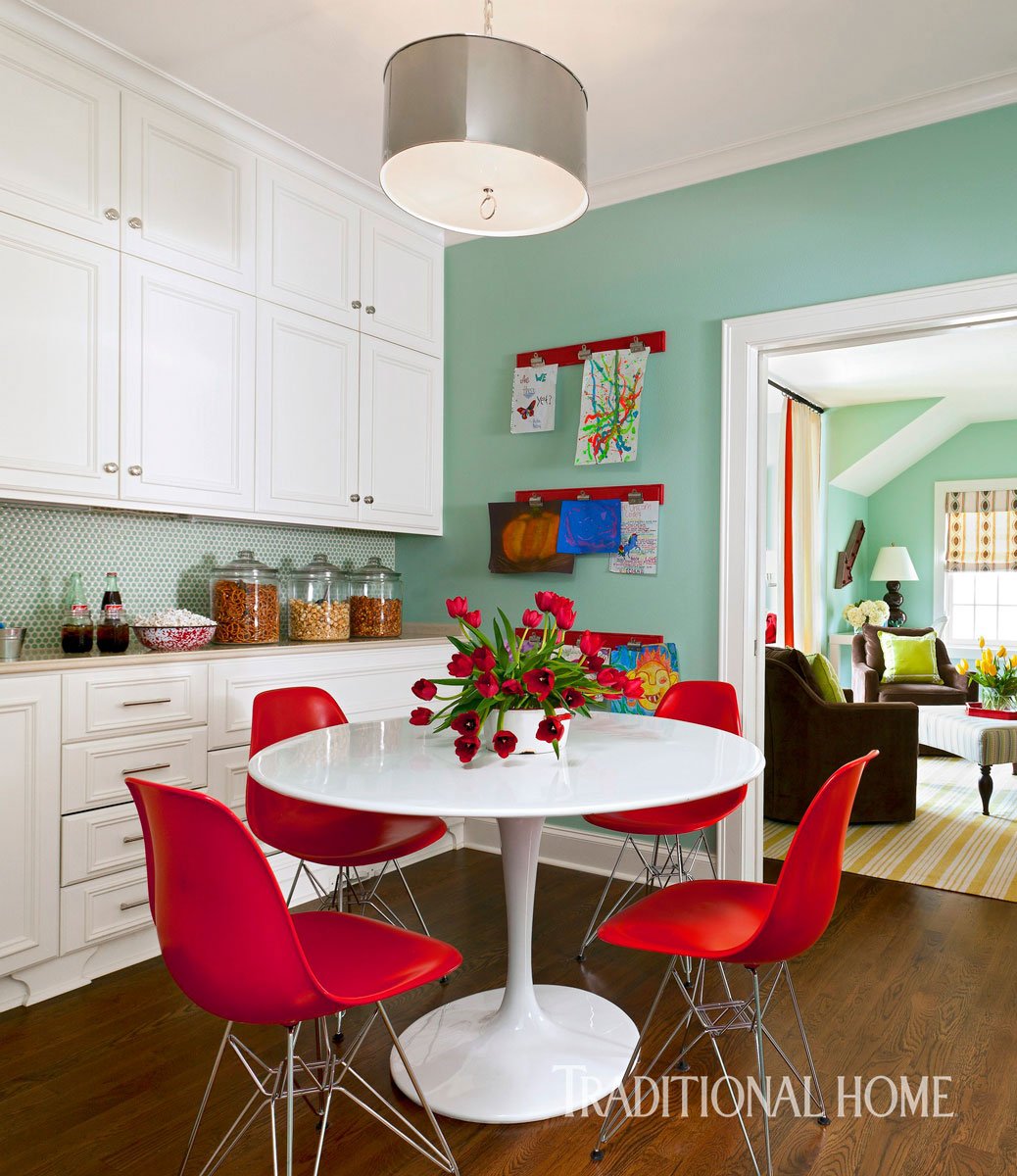 traditionalhome's tweet photo. Red chairs for the win! See more of the #color-filled home: https://t.co/eh6sf9CRaR. #THColor #mytradhome https://t.co/mFVz8x77EP