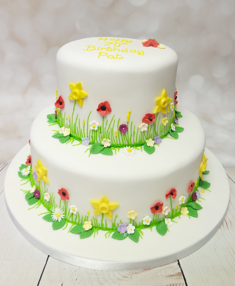 CraftyCakesSW's tweet image. Spring is in air! This cake is wonderful and beautiful! #springcake #poppycake #meadowcake  craftycakes.com