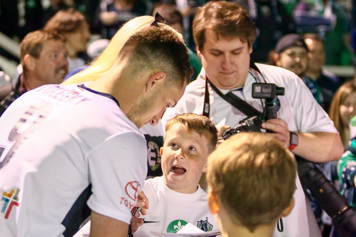 This is what it's all about! Very cool <a href="/CVolesky9/">Christian Volesky</a> to make this young fans day/week/year. #mls2stl #growthegame
