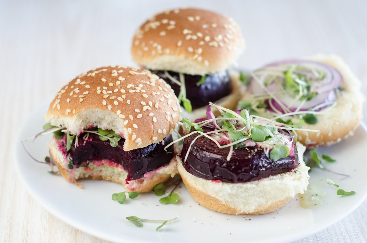 hellofunseekers's tweet photo. Beet Sliders with Green Goddess Dressing. Yes, please! https://t.co/FS7Ddq2FUG #meatlessmonday #ontheblog https://t.co/yTdrN5wbfY