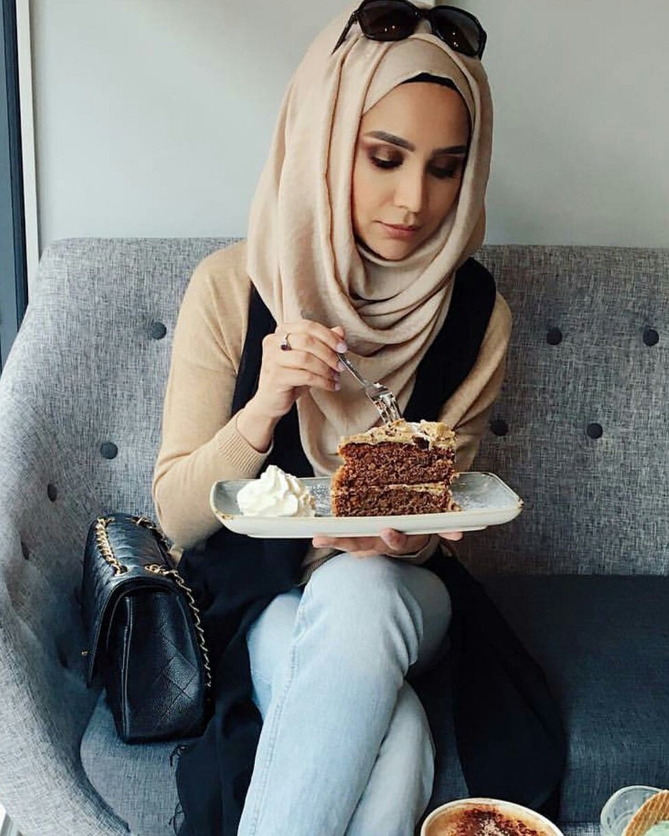ArdereCosmetics's tweet photo. How beautiful is that eyeshadow ? 😀
Amena is wearing a mix from Natural to Night palette to create eaay smokes https://t.co/06dFdrzbHc https://t.co/TAAQ4U09cR