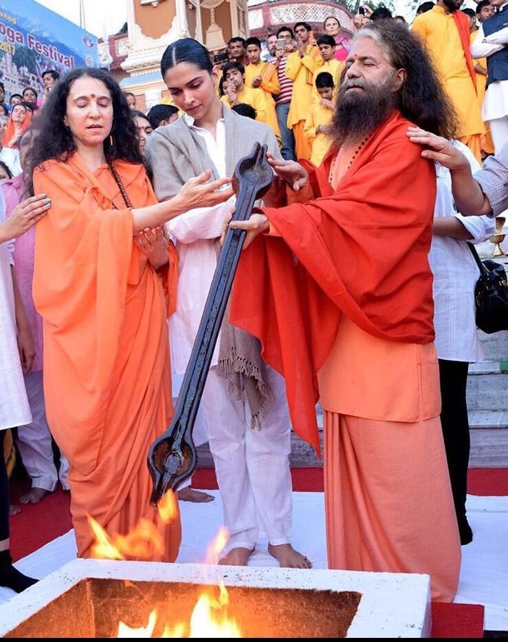 Spotted <a href="/deepikapadukone/">Deepika Padukone</a> at the Ganga Aarti ceremony in Rishikesh today 🍀🔥