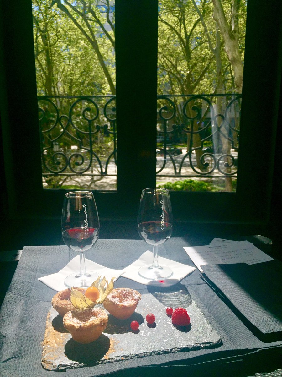Loving this delicious welcome <a href="/FontecruzHotels/">fontecruzhoteles</a> in Lisbon! Add me on #Snapchat to see a room tour. Username: bonvoyagelauren 👌🏻#ttot