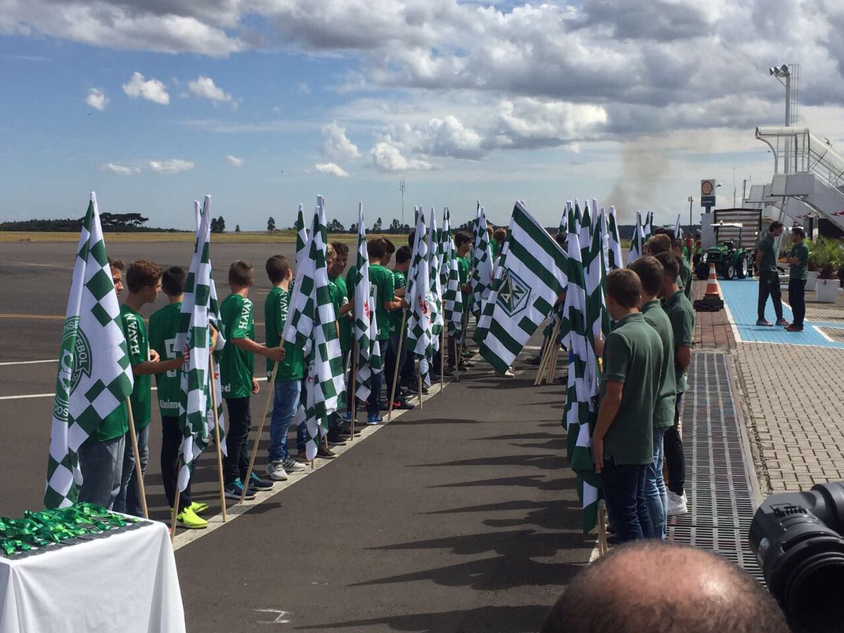 nacionaloficial's tweet photo. De esta manera preparan el recibimiento del Verdolaga en Chapecó. #ObrigadoBrasil 👏💚 https://t.co/BSBc5WJNP3