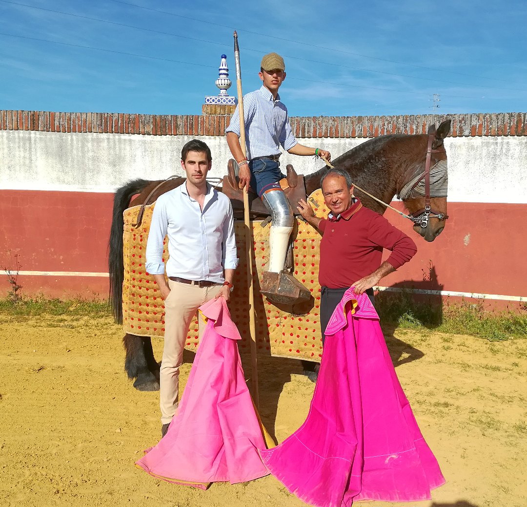 MFMazzantini's tweet photo. Por tardes como hoy merece la pena ser torero!! Aquí aprendiendo de un genio del toreo.. @AnSanchezPuerto gran tarde juntos. https://t.co/yqmr4OoRVI