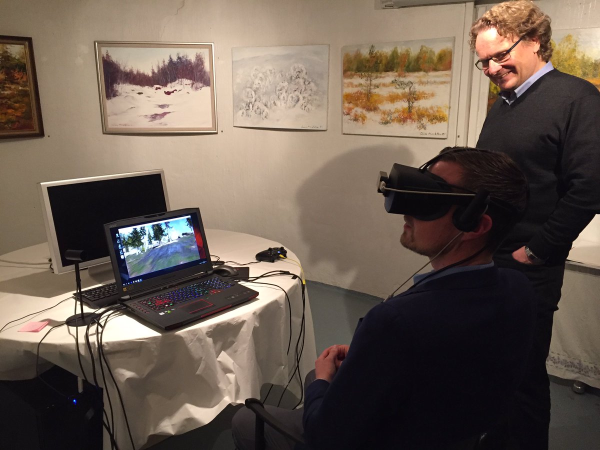 KettunenJarkko's tweet photo. Kaikkea sitä pylväiden kanssa saa kokea. #Virtualreality-sessio menossa #DesignReform'alla. Tämä on jokaisen koettava! Kiitos @MarkkuReijo! https://t.co/0kWUYxXvpb