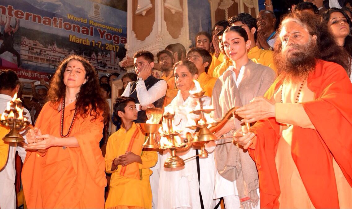 SadhviBhagawati's tweet photo. So wonderful to welcome @Deepikapadukone with her mother &amp; friends to her Himalayan home https://t.co/JeemVXpeS9 #Ganga #Navratri #Rishikesh https://t.co/9iFoGOtE0C