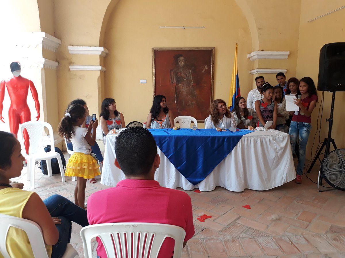 Caribeafirmativ's tweet photo. "Para mi ha sido más fácil pintar la guerra que la Paz. Mi familia es desplazada", dice Alexa, niña de 12 años. #DíaDeLasVictimas #LGBTRight https://t.co/1JgtUGtWFn