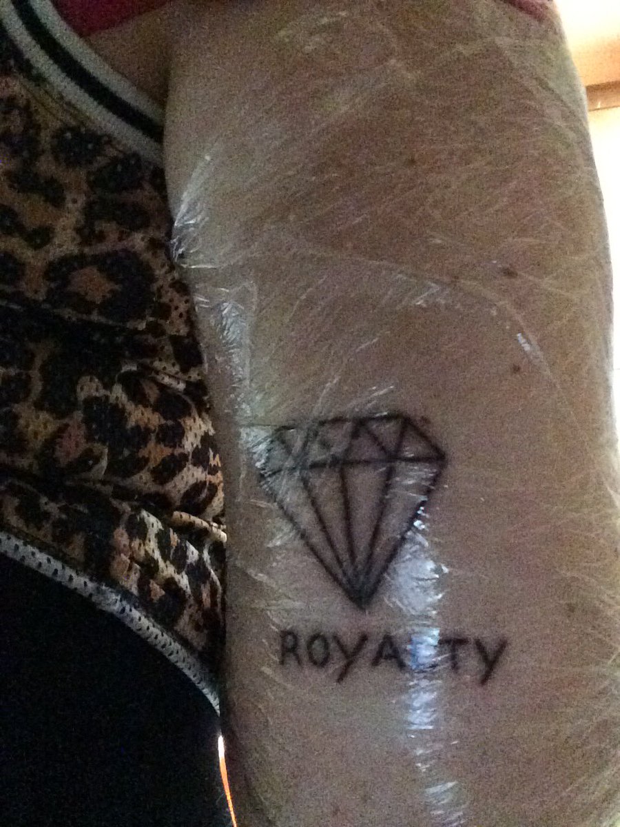 bootyluxury's tweet photo. New tattoo 😊 https://t.co/EfDEvZTdin