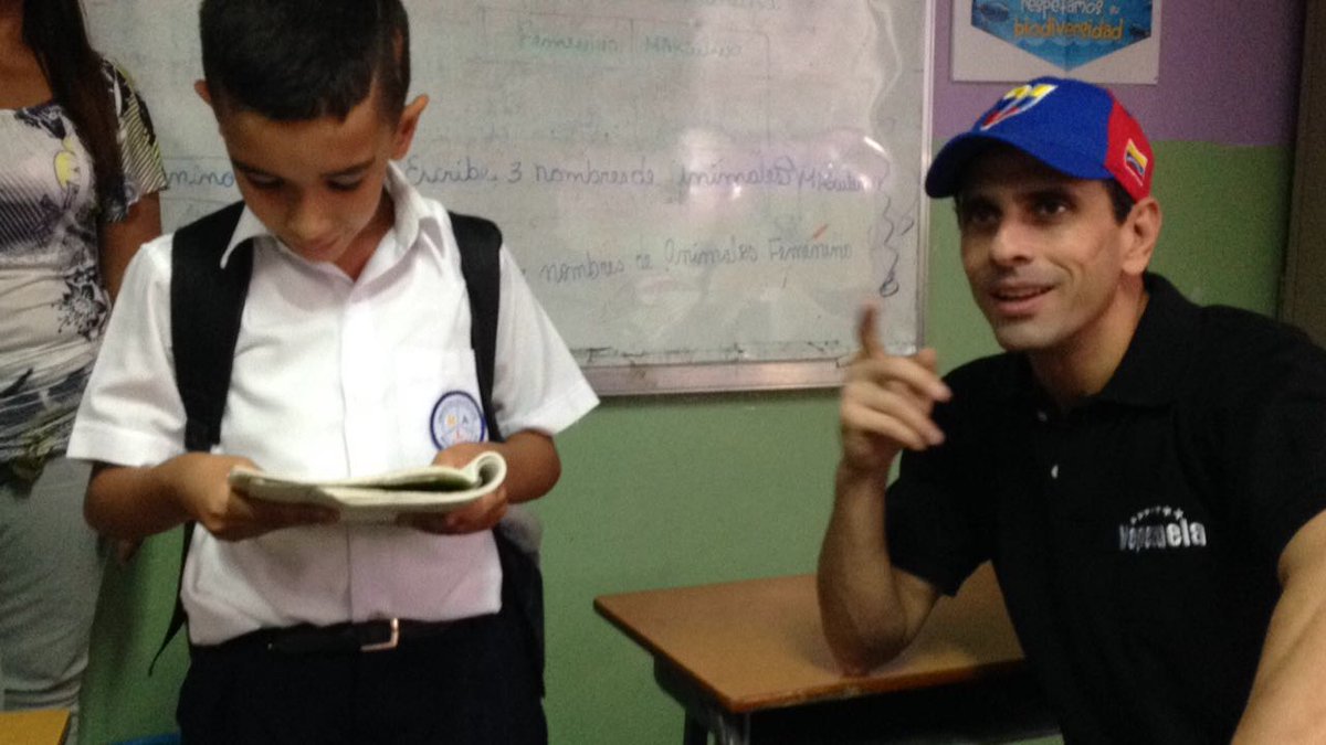 ObvioCapriles_'s tweet photo. AHORA
@hcapriles sigue dando #PasosDeProgreso junto a las comunidades. Hoy desde la Escuela María Angélica Lusinchi #Petare https://t.co/wd9UOb17IS