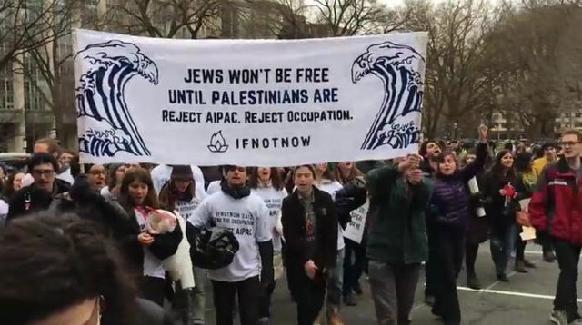 mbinzolambert's tweet photo. Une nouvelle génération de juifs américains contre Trump et Netanyahou  https://t.co/Y9eiCORJpz #USA #Trump45 #Israel #BDS #palestine https://t.co/rLlWCQhrf8