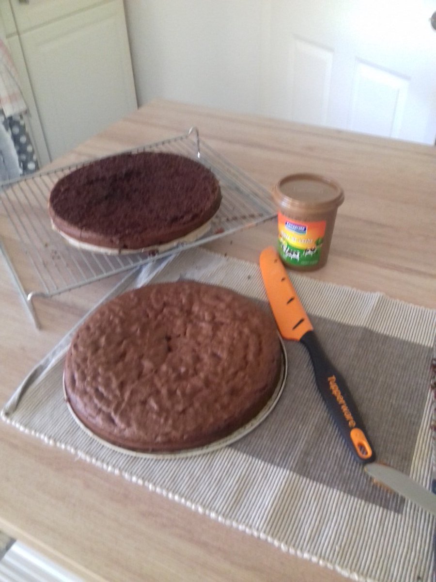 mitMirGermania's tweet photo. Momento único 
#BienDeGorda #TortaDeChoco #DulceDeLeche 
Para quién puede y no quién quiere 😁😁😁🍰🍰🍰🍰 #vicios #drogasFuertes https://t.co/28RT4I10cU