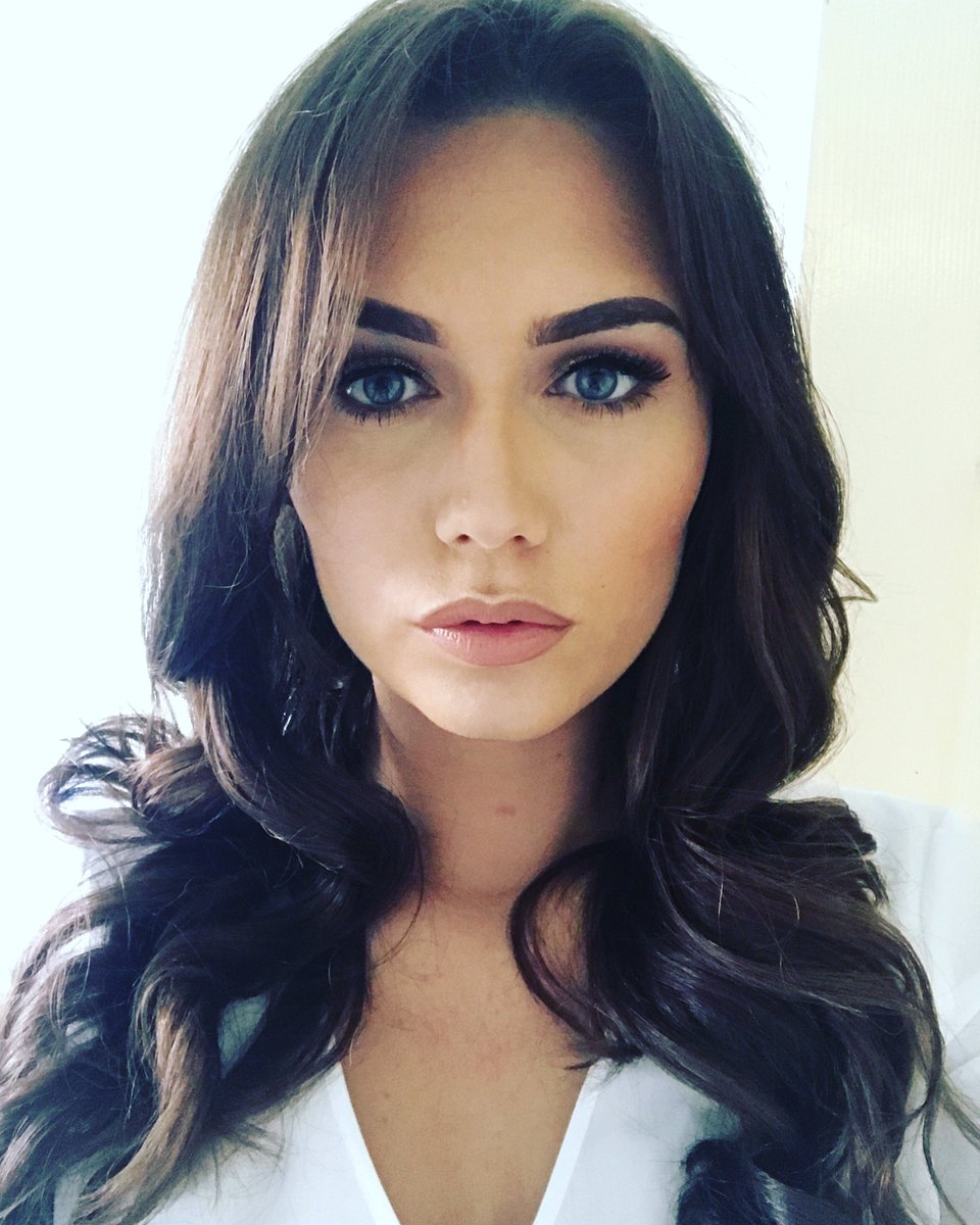 dixie_ohalloran's tweet photo. Love a #selfie ... make up by Danielle Anderson thank you babe .. #makeup #mua #contour #mac https://t.co/0W1ypFkJ7g