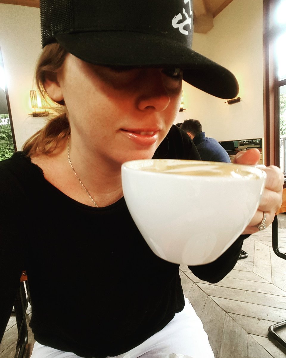 katinanikou1's tweet photo. Early morning meeting with @CaseyGates and a large @Vervecoffee on Melrose. Not a bad way to start the week. #mondaymotivation #artistlife https://t.co/lZi0HwqfBV