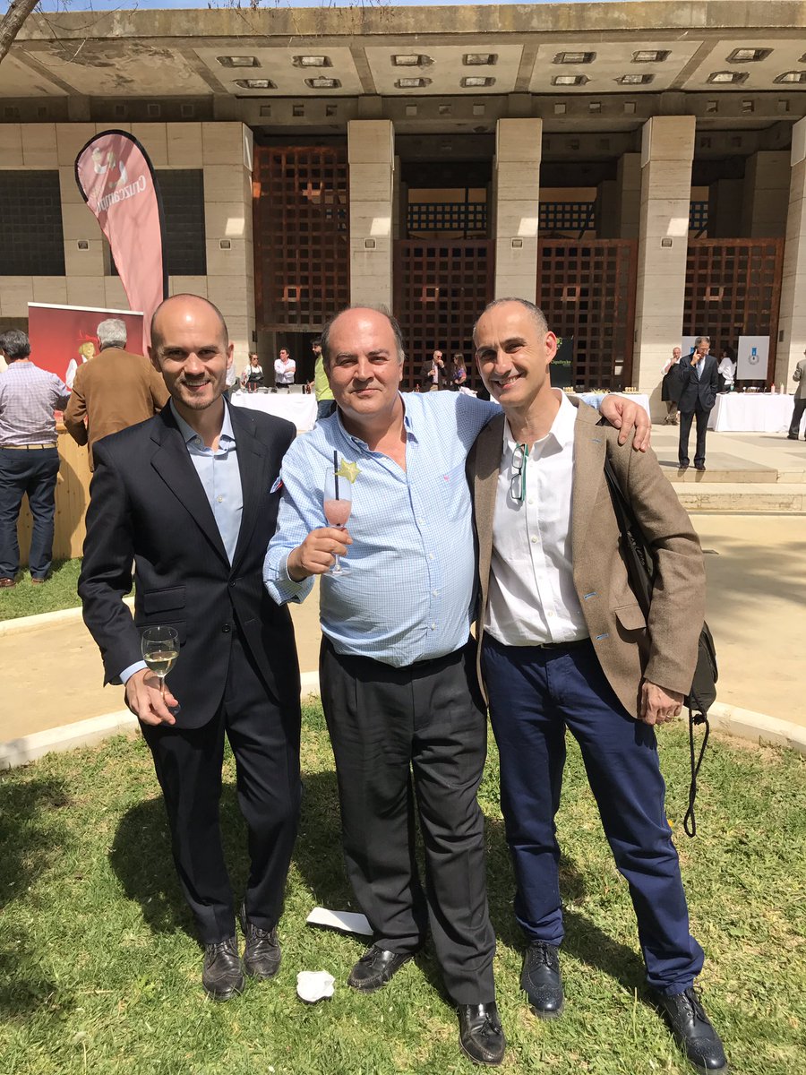 elquillodecadiz's tweet photo. Un placer compartir #Huelva con @JesusTrelis  y @nadaimporta  #PremiosAAGT17 @andgastrotur https://t.co/fbsMKMPcfr
