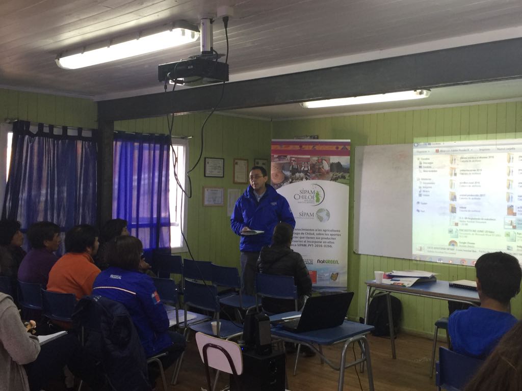 DPPChiloe's tweet photo. Alumnos Liceo @insular_media #Achao participan de taller sobre Sello y Sitio SIPAM #Chiloé @GobChiloe @garceschiloe https://t.co/nXN67gZbwV