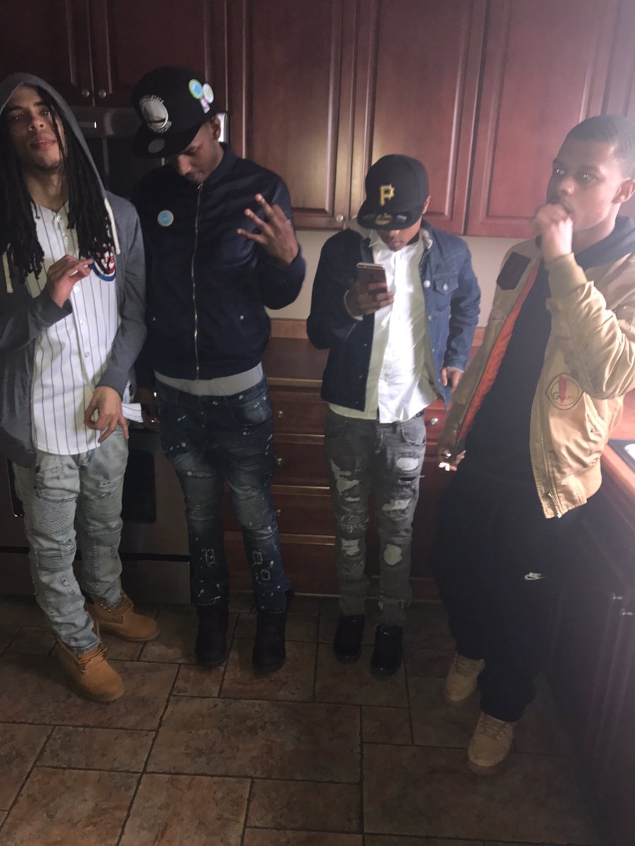 fberessemoney's tweet photo. They steady sayin why u always wit dem same niggaz cuz dem been my main niggaz a shoot you in yo brain nigga😬🤕💉🤐🤑 https://t.co/upKCtuUJ5i