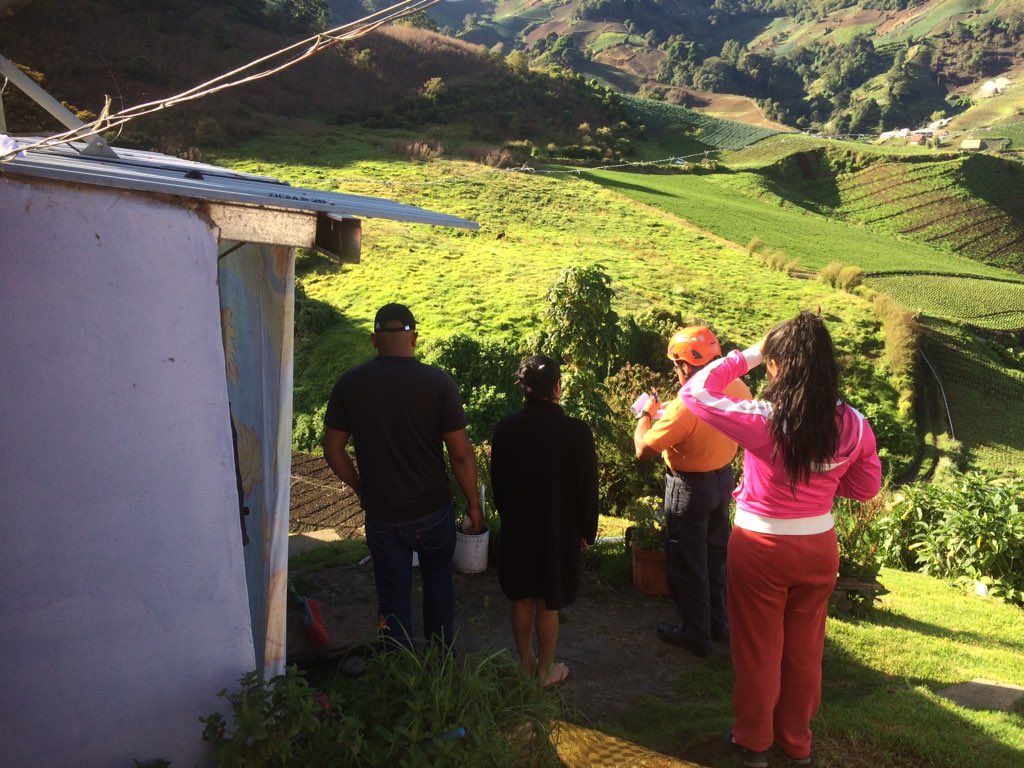 Equipo de #FTCAyuda y miembros de la <a href="/plataforgirdbug/">PlataformaGirdBugaba</a> evaluando casas afectadas por sismo el día de ayer