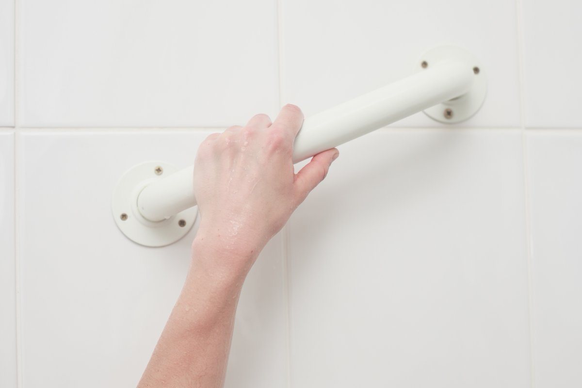SeniorOnline's tweet photo. Add bathroom #safety BEFORE you fall: https://t.co/idMcUvnckP #eldercare #Boomers #Aging #Caregivers #Caregiving https://t.co/jU42m2z08B