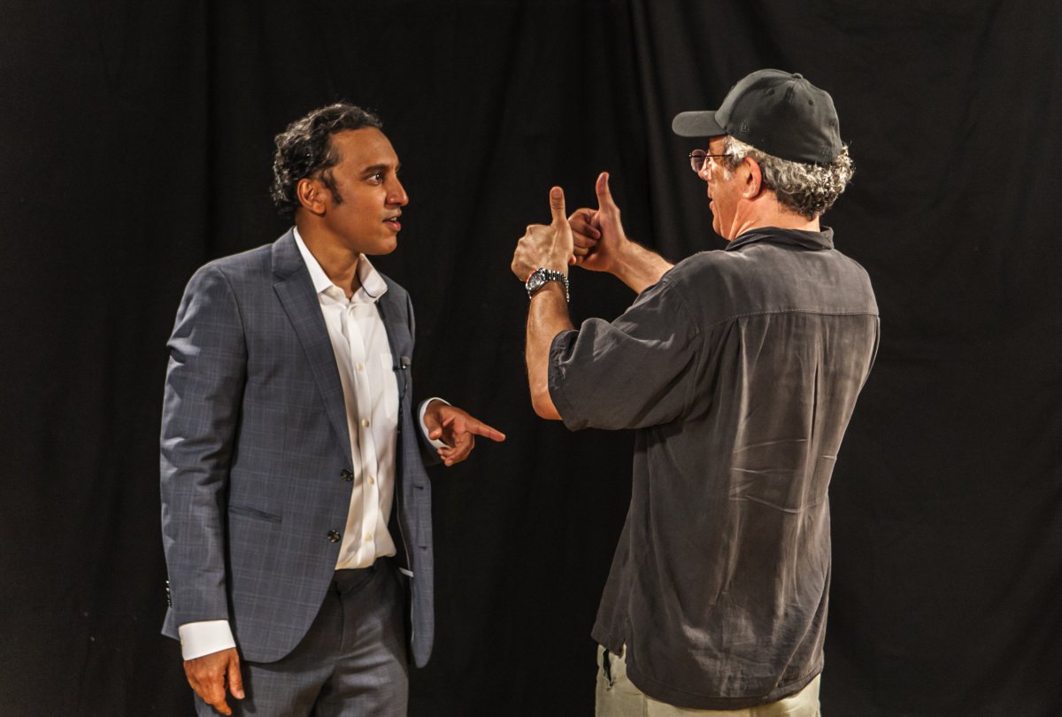 100Monologues's tweet photo. Here's a BTS pic of @aasif and of @eric_bogosian talking about the monologue "Harmonius." Sharing it SOON! Pic by @MoniqueCarboni https://t.co/GkFh8EZvp1