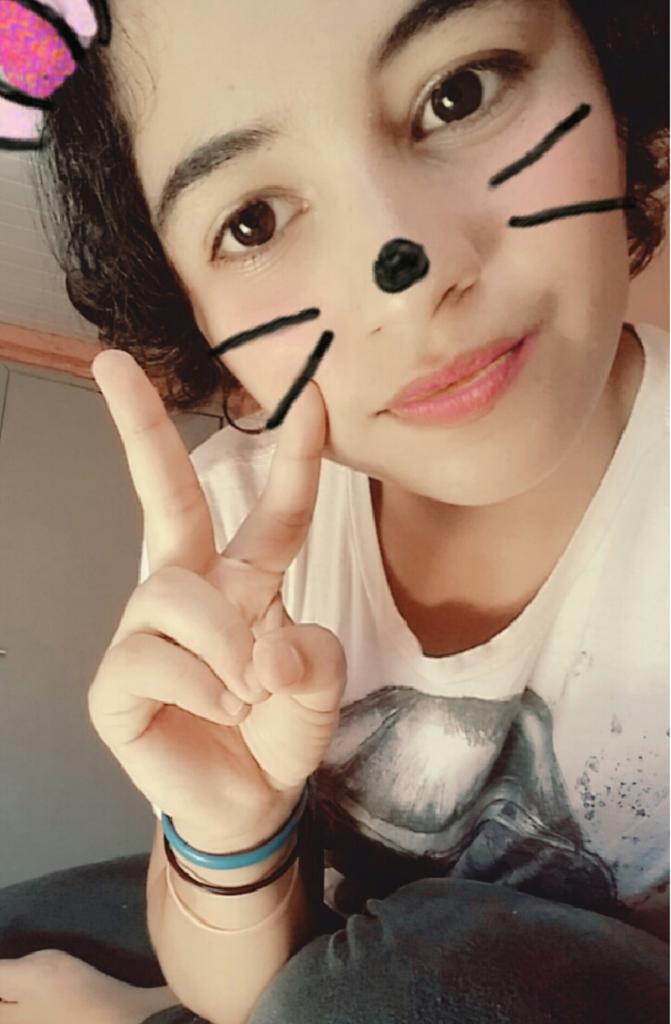 armysosbr's tweet photo. #ARMYSelcaDay uma bem fofa porque sou fofa 😛😂 https://t.co/6hLuMQ6KqB