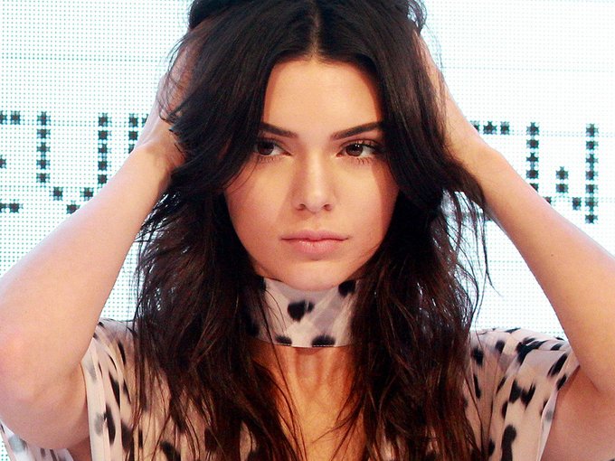 Kendall Jenner's T-shirt is doing its part to #freethenipple. https://t.co/mofAQ81B5y https://t.co/p