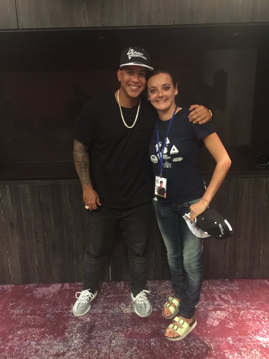 dymfc_uruguay's tweet photo. Parte del Fc con el jefe @daddy_yankee en nuestro primer meet #Fotos3 https://t.co/mbSf6E0WNi
