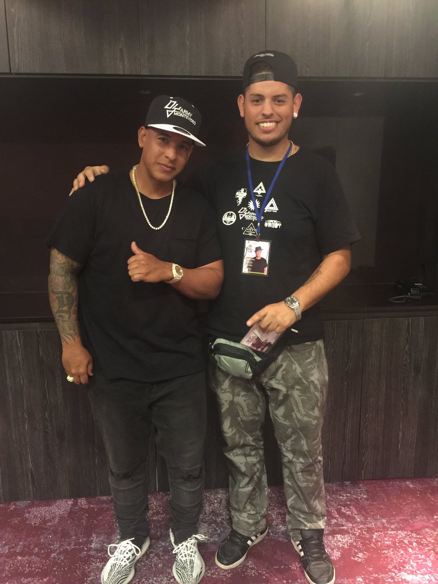 dymfc_uruguay's tweet photo. Parte del Fc con el jefe @daddy_yankee en nuestro primer meet #Fotos3 https://t.co/mbSf6E0WNi
