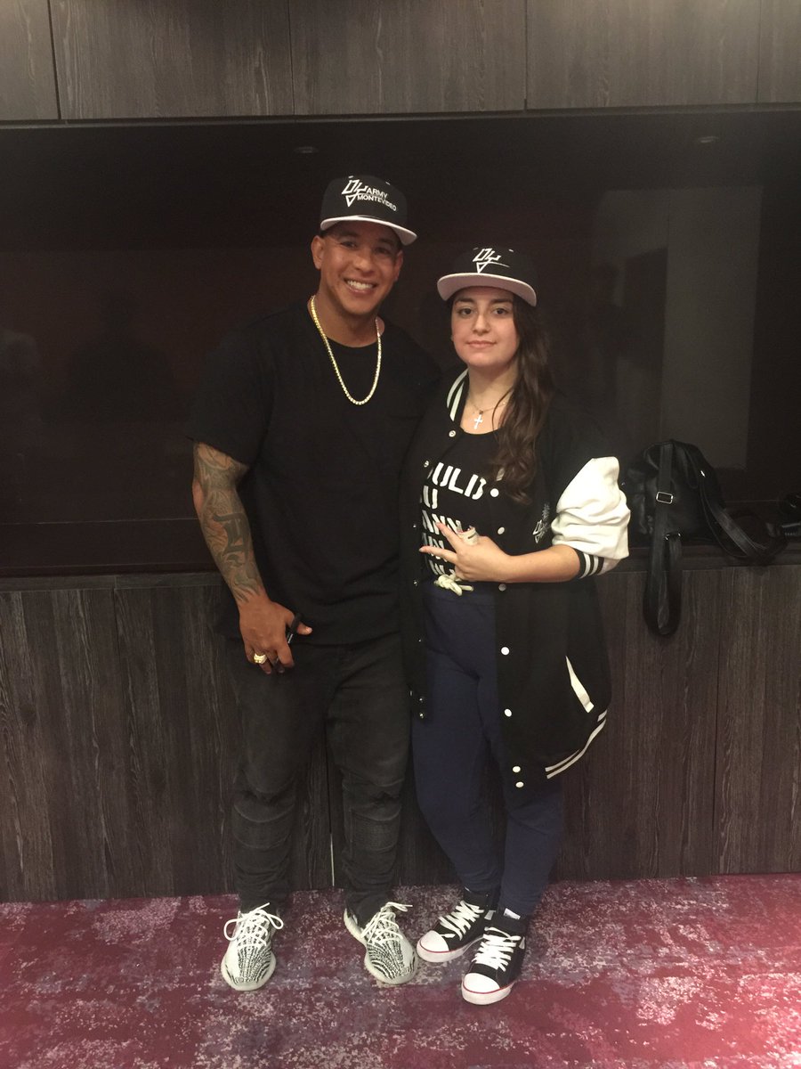dymfc_uruguay's tweet photo. Parte del Fc con el jefe @daddy_yankee en nuestro primer meet #Fotos4 https://t.co/qYt1M7Hw9P
