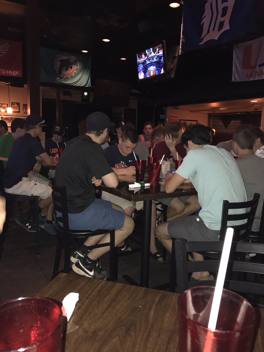 EL_Baseball1's tweet photo. Out to dinner to watch NCAA finals. #buckys2017 #grandtavern https://t.co/aP0FLdE7n4