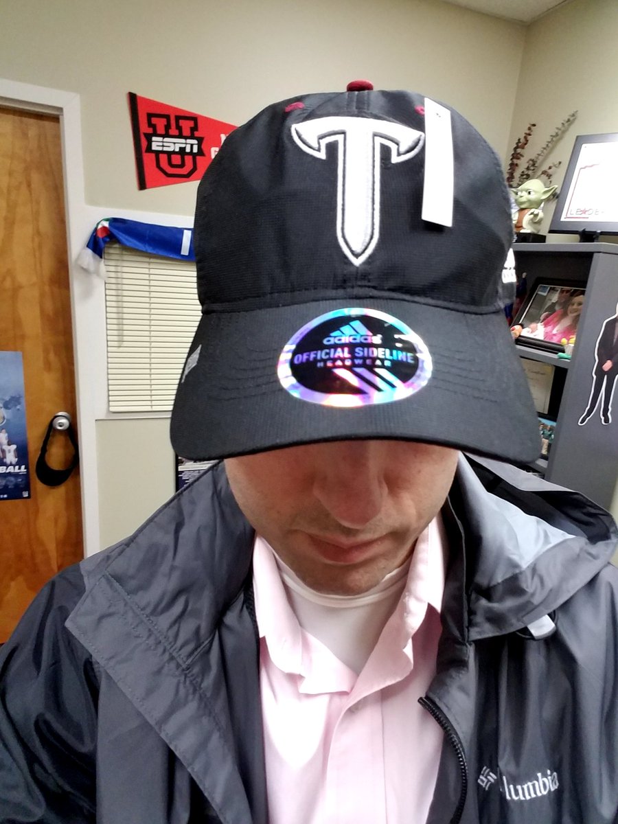 Tirottasaurus42's tweet photo. Love lids with cool logos. Thanks to my guy @PinzonGSanti for the new golf hat, I'll look better than I'll play #TforT https://t.co/G5yNTonEpg