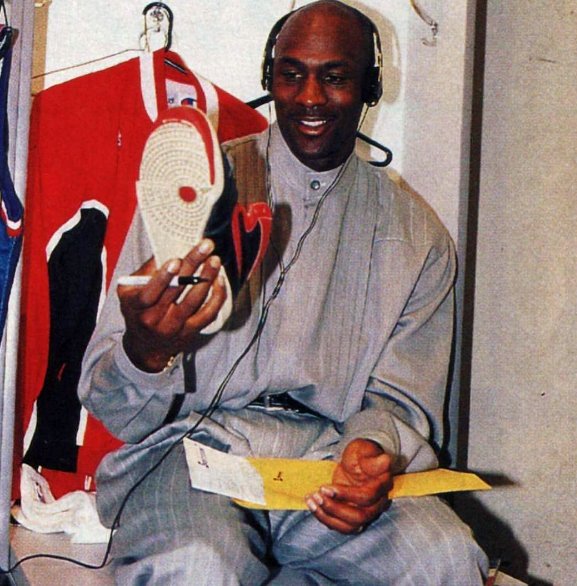 bballrecordpod's tweet photo. Get the banned back together. MJ (circa '93) admires the Air Ship. Hear the full story: https://t.co/sH3XOerMFP | HT @MJO23DAN @J_Blackthorn https://t.co/0iBW9NCWJe