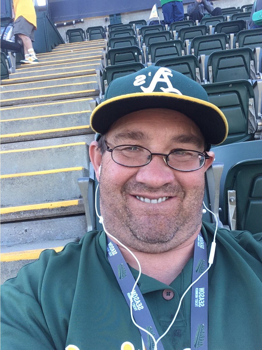 DJHammerinhank's tweet photo. Let's bring a World Championship BACK to Oakland! #AtTheColiseum #2017OpeningNight โค๏ธ๐ https://t.co/OM3Ff8Lcnx