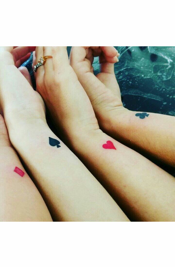 carolsarroo's tweet photo. Nenhum baralho é completo sem os quatros naipe. #prasempre #minhaslindas 😍😍❤ https://t.co/jiQUoL7ZQC