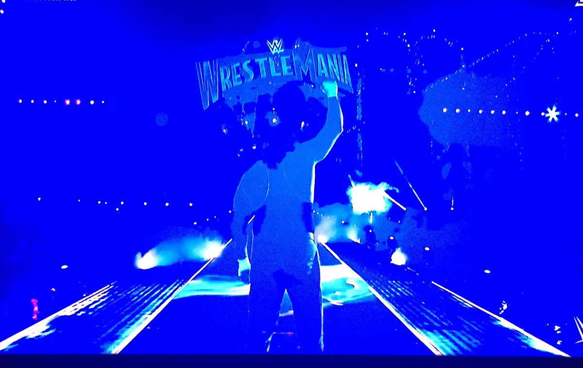 Undertaker24_0's tweet photo. #اعتزال_اندرتيكر الصورة مُعبره😢😭💔💔💔 https://t.co/vYjsYYHasz