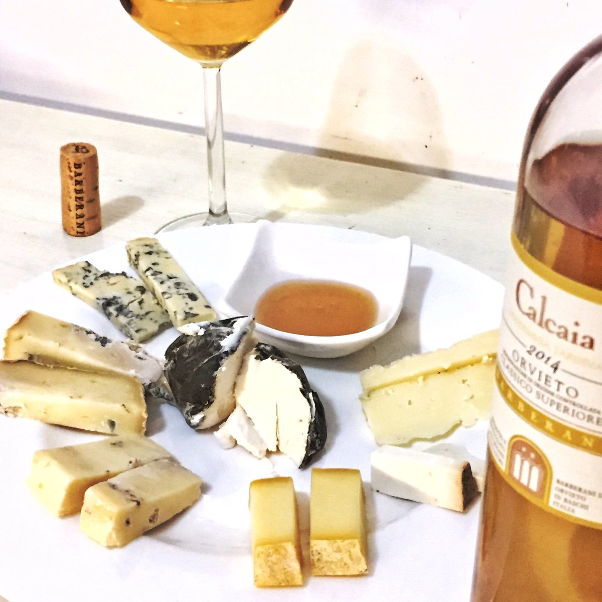 sicilianicreati's tweet photo. #Calcaia e #formaggio, che la meditazione serale abbia inizio! ๐ #cheese #wine #dessertwine #winelovers #gourmet #WineOclock #fromage https://t.co/bBTziKu8XC