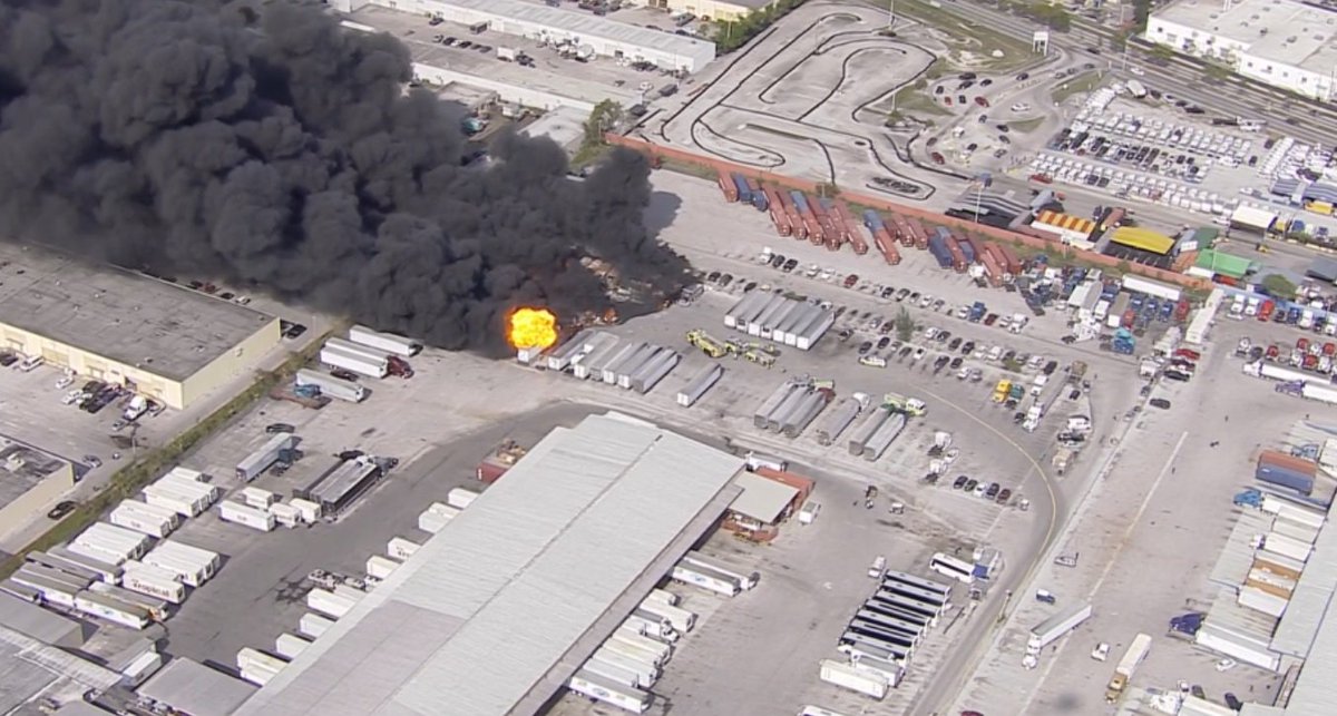 #UPDATE 2 runways at Opa-locka airport shut down due to nearby fire bit.ly/2nxsO2R https://t.co/WuCM1jtdqG