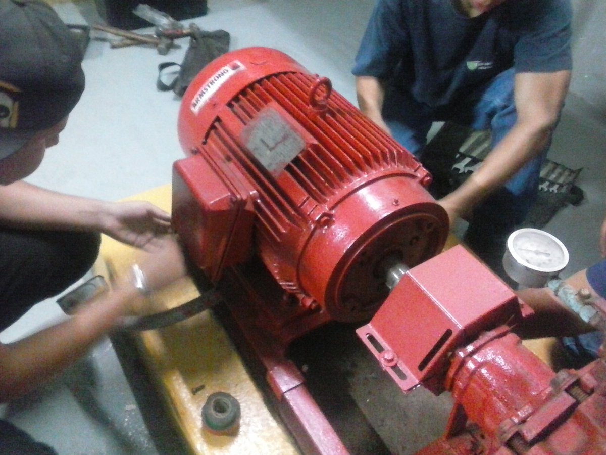 Desmontando el motor y la bomba de un chiller agua helada