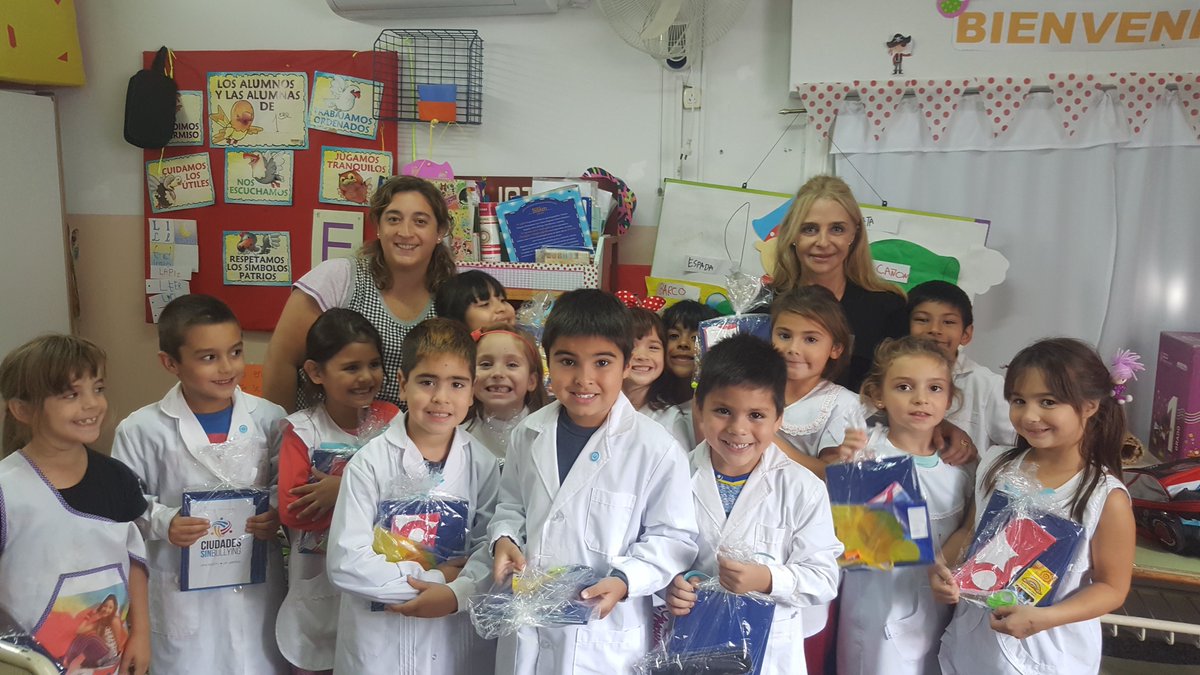 CSINBULLYING's tweet photo. Fuimos a desearle un feliz ciclo escolar a nuestros ahijados de la querida Escuela 29 de Bahía Blanca. Cuánto afecto!!!! https://t.co/mFFHFDFKQO