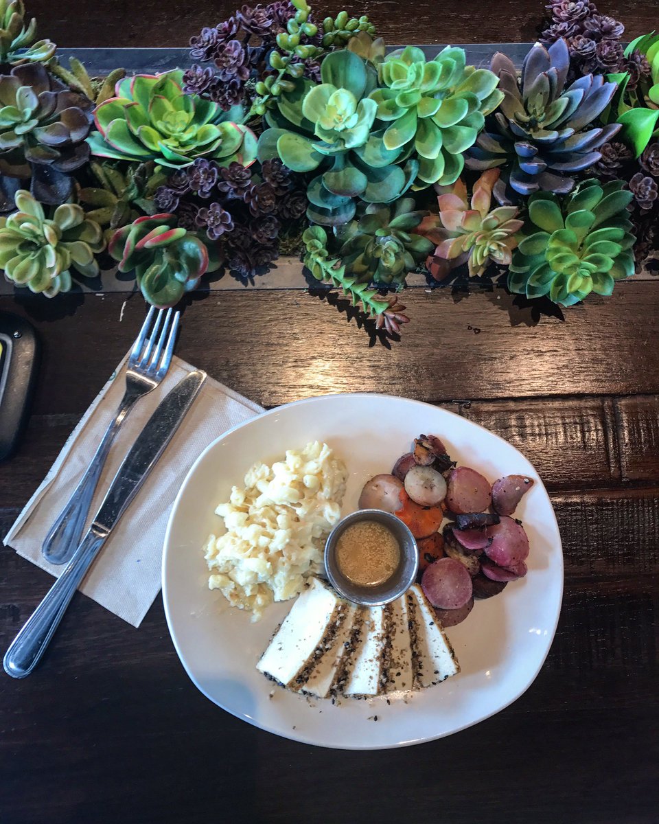 Try_Dallas's tweet photo. Daydreaming 💭 about our #healthy lunch at @modmarket and their cute table settings 🌵#DallasEats https://t.co/CNRBIcgXzu