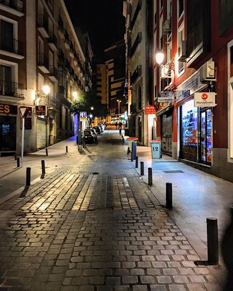 SecretosdeMadri's tweet photo. Estos son los momentos mágicos de #Madrid que atrapan,estar caminando en silencio a dos minutos de la locura de la Gran Vía ¡Buenas noches! https://t.co/eHDVaJ0UMG