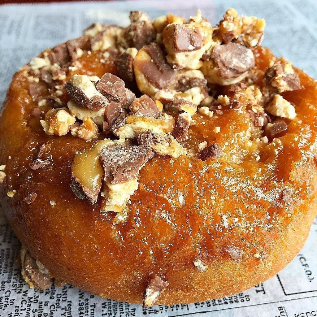 📸 <a href="/mikelikesdonuts/">Mike Likes Donuts</a>📸
・・・
#Caramel #Snickers #Cake!

#donuts #donutporn #kenoshafun ift.tt/2nxBO86