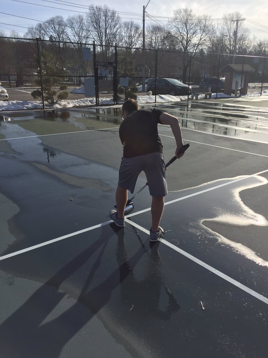 LHSbTennis's tweet photo. Senior captain @ConalM5 didn't let wet courts stop him from putting in work today #nodaysoff #thisistennis https://t.co/cdCjKKRFi7