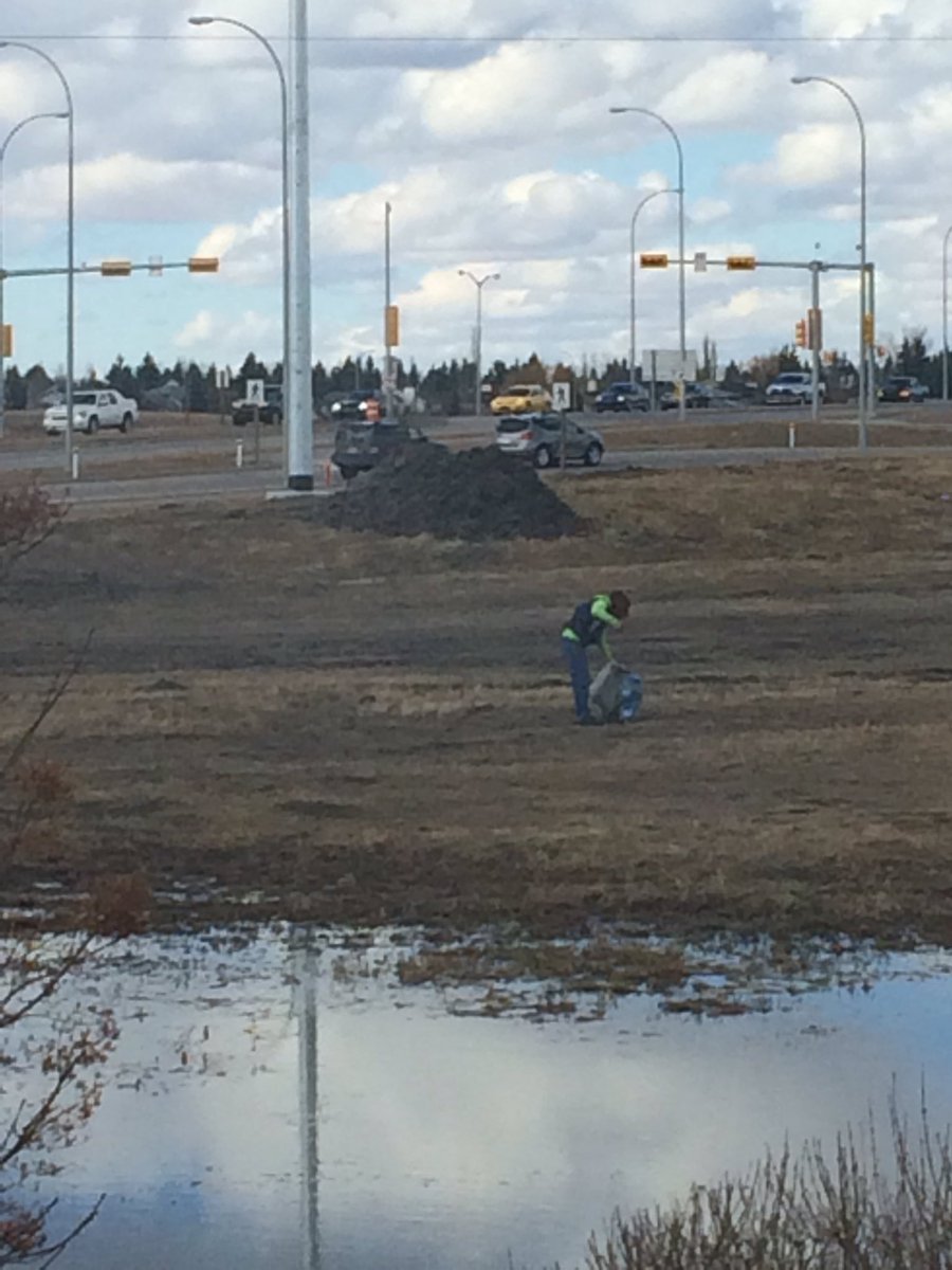 PoppaPatch's tweet photo. Thanks to the unknown neighbour cleaning up around Chaparral Ridge in Calgary https://t.co/c4vC89TiMD
