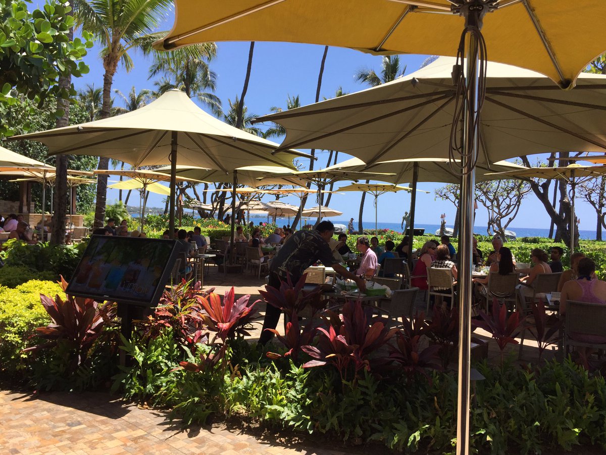 AnneMancino's tweet photo. Lunch at the beach. #SWSC17 #surgeryissohard https://t.co/qaTw94C7dg