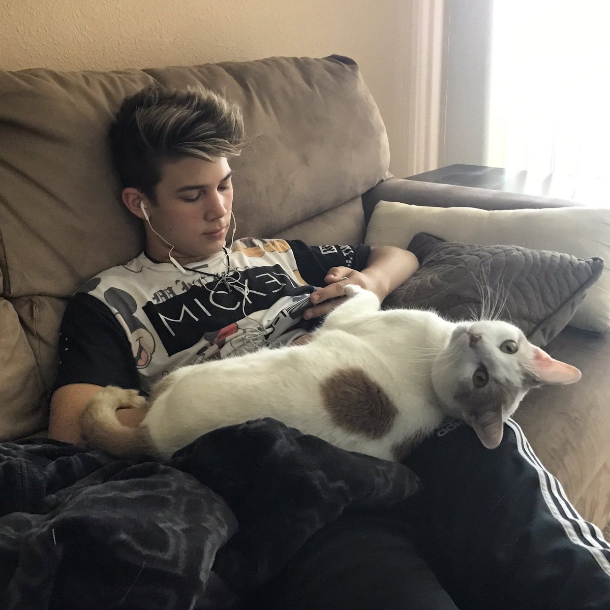 GrantCKnoche's tweet photo. Chillin with @romeoknoche &amp; watching @13ReasonsWhy 👌🏼 RT if you like this show as much as I do!! #13reasonswhy https://t.co/3XJ8GIY9h3