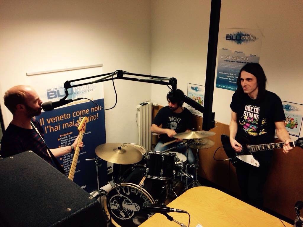 Stasera dalle 22.30, su Blu Radio Veneto (88.70 o 94.60), Rockwave Live con la nostra intervista, le canzoni del nostro ep e brani dal vivo!