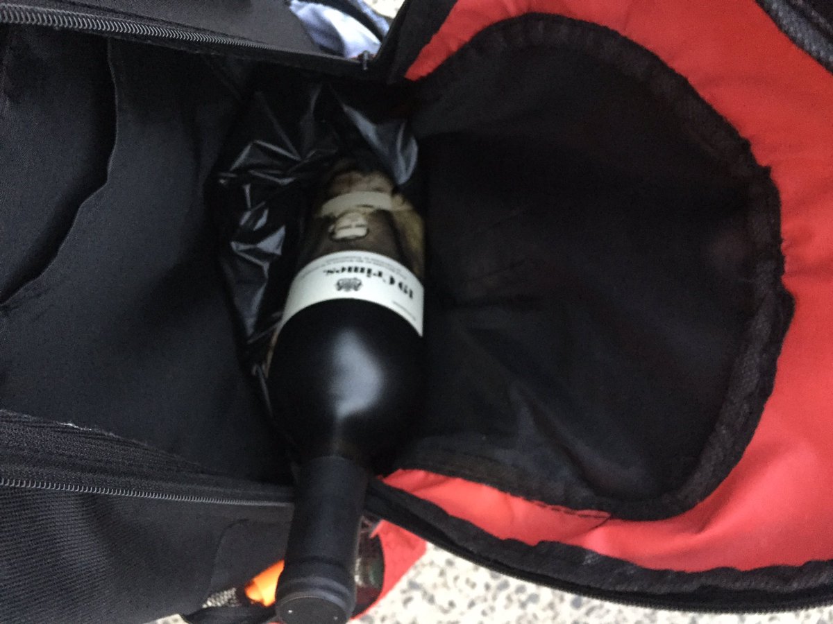 gotjillybeans's tweet image. Needed to go for a run, but also really wanted wine..... 

Solution: run to the package store, buy wine, put it in your backpack &amp;amp; run home